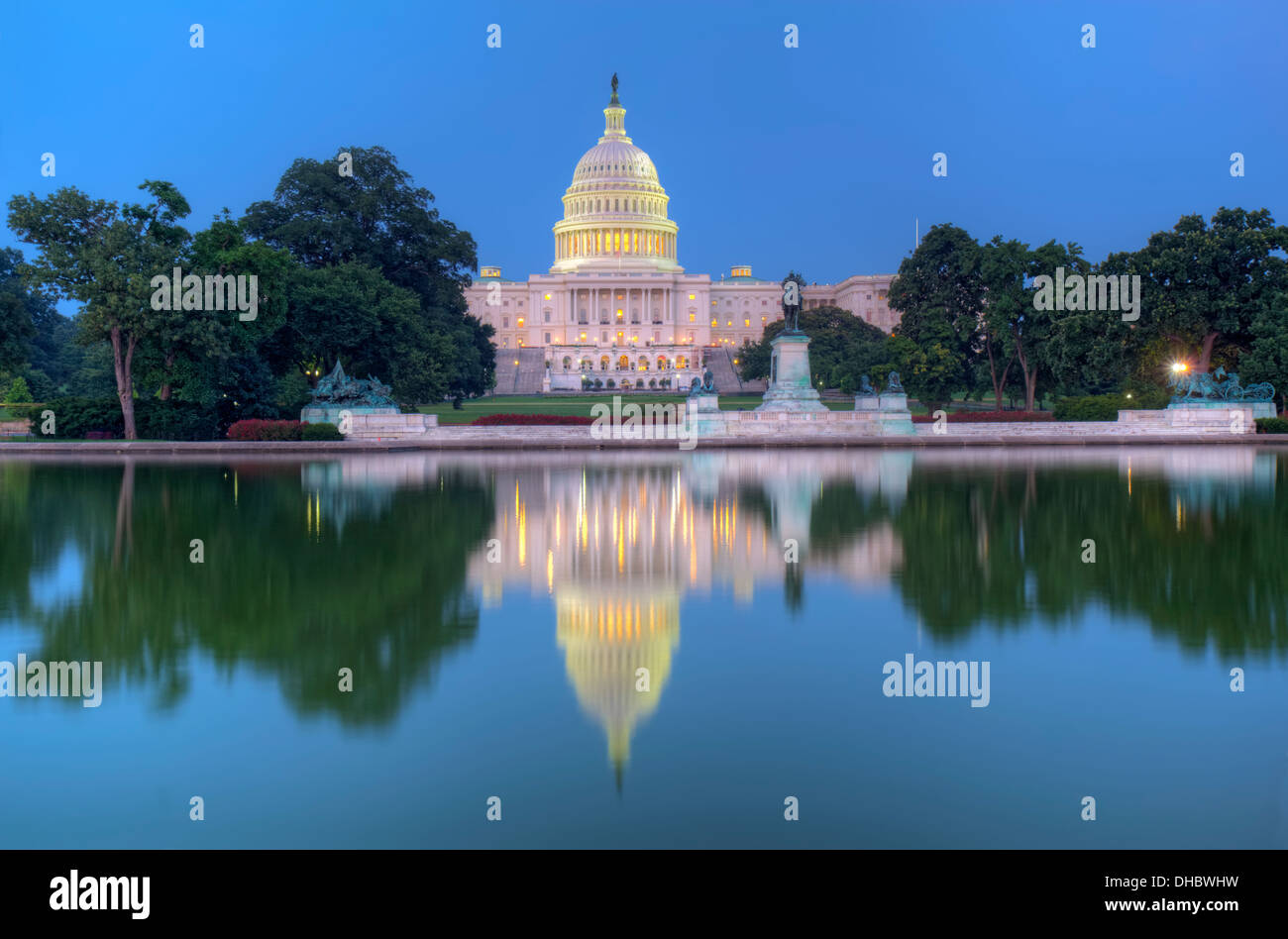Rückseite des United States Capitol Gebäude und Widerspiegelnder Teich Stockfoto