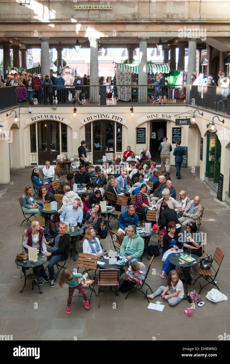 Menschen in Restaurant, Covent Garden Market, London, England, UK Stockfoto