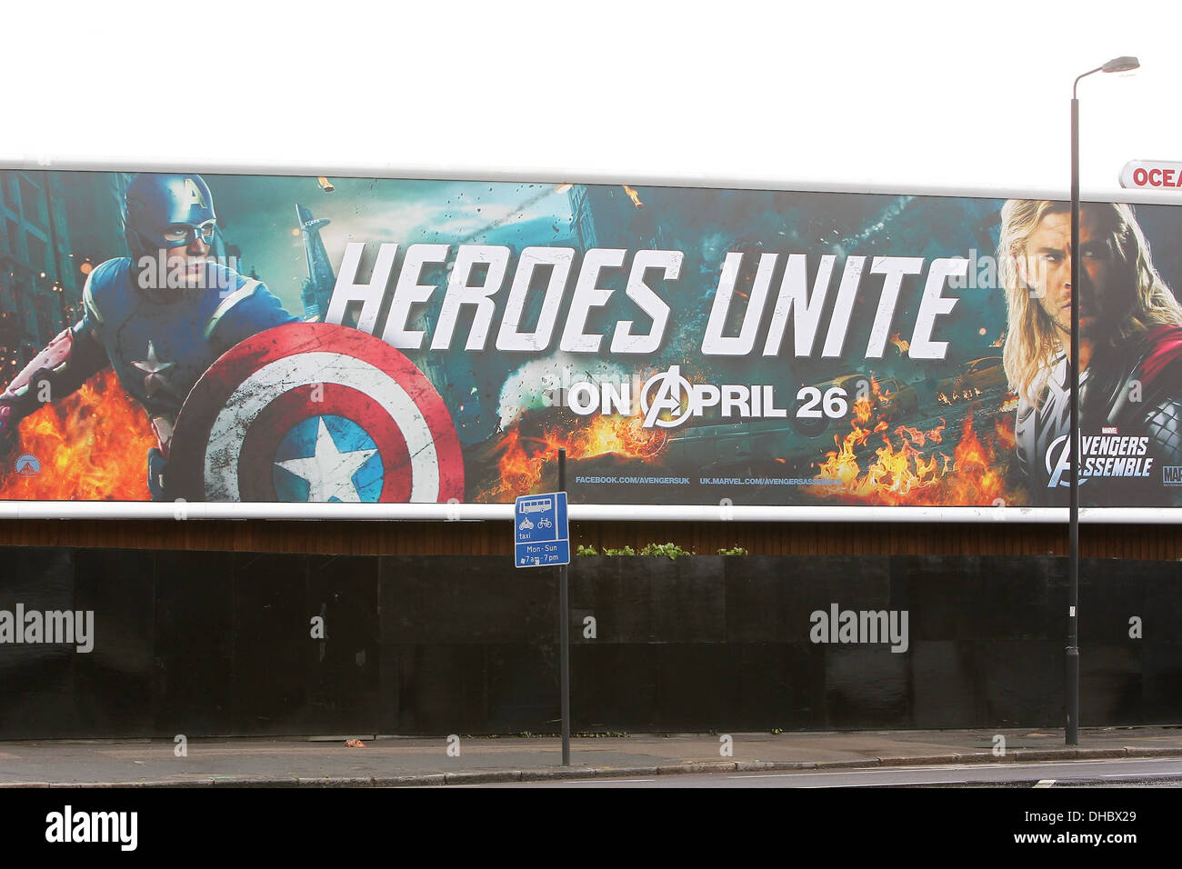 Plakatwerbung des neuen Films "Avengers versammeln" in London London, Südengland - 19.04.12 Stockfoto