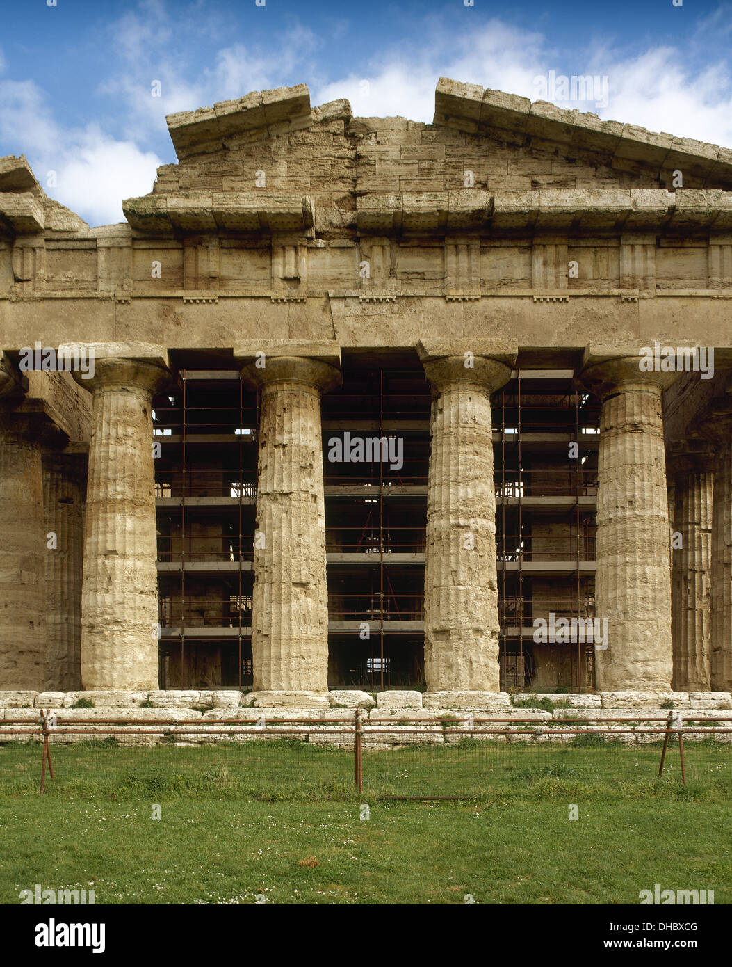 Italien. Paestum. Tempel des Poseidon, eigentlich gewidmet der Göttin Hera. Gebaut um 450-460 v. Chr.. Dorischen Stil. Vorne. Stockfoto