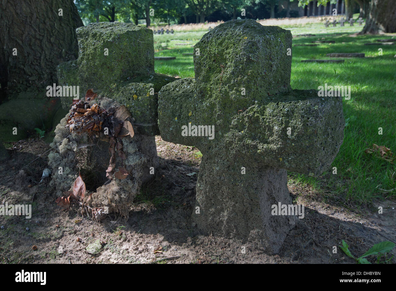 Kreuze mit Kranz auf dem deutschen Friedhof in Hooglede Stockfoto