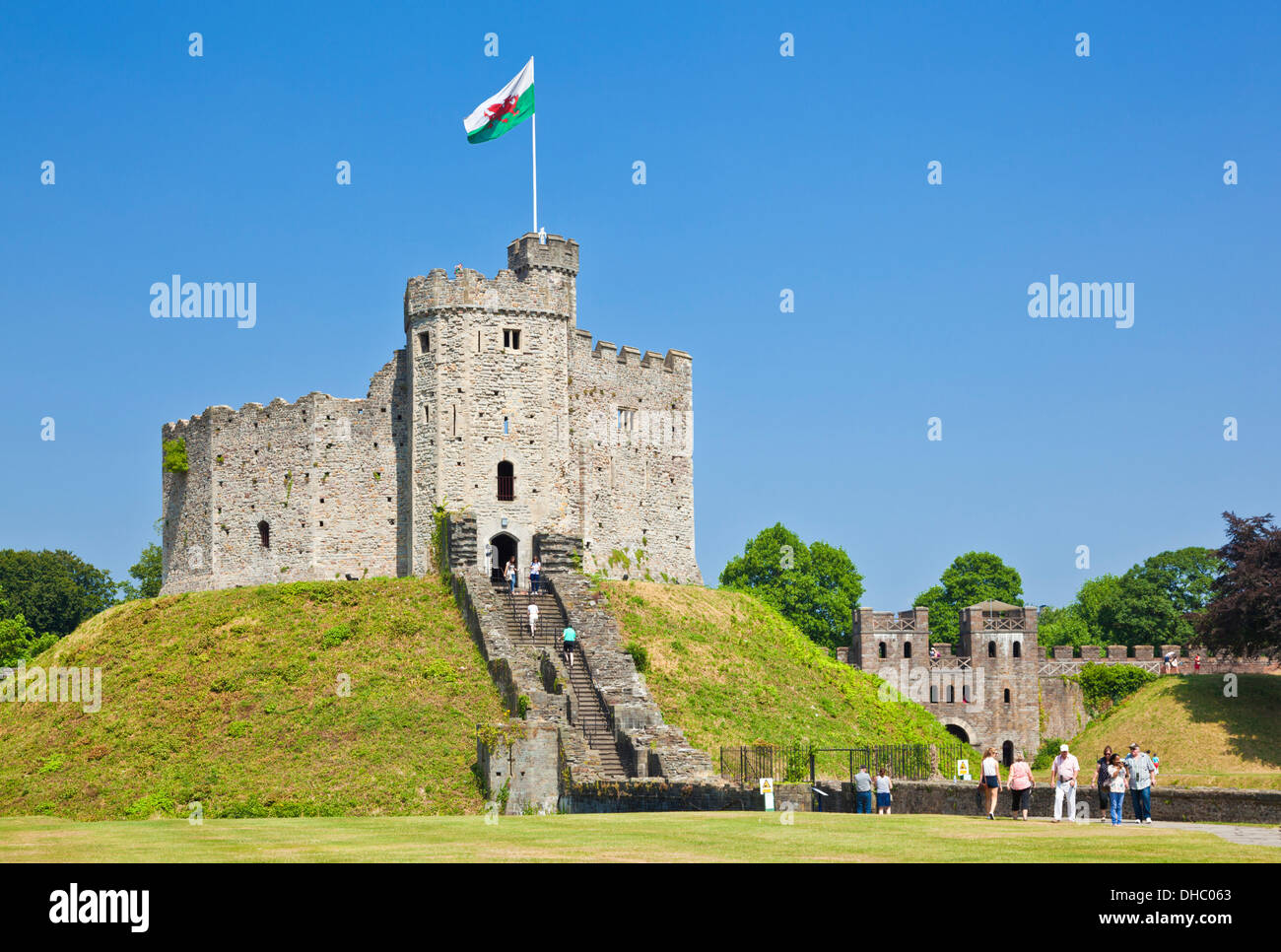 in der Begründung des Cardiff Castle mit Norman Keep Flagge die walisischen Cardiff South Glamorgan Wales Großbritannien GB EU Europa Stockfoto