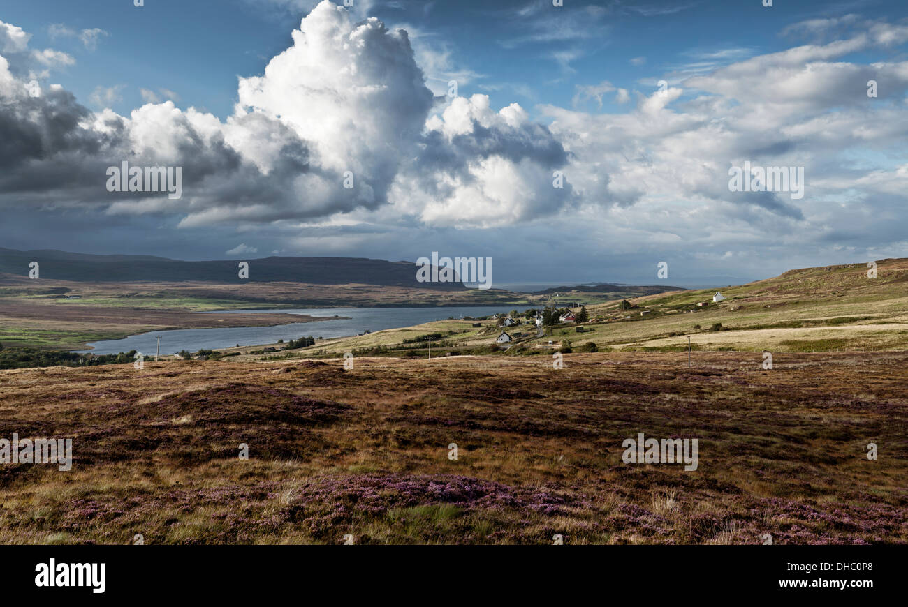 Epische Blick auf die Isle Of Skye mit Blick auf das Dorf Edinbane als einen stürmischen Wetterfront rollt. Stockfoto