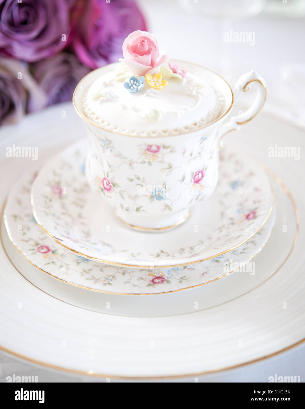 Eine florale China Tasse, Untertasse und Teller, mit vereisten cupcake Stockfoto
