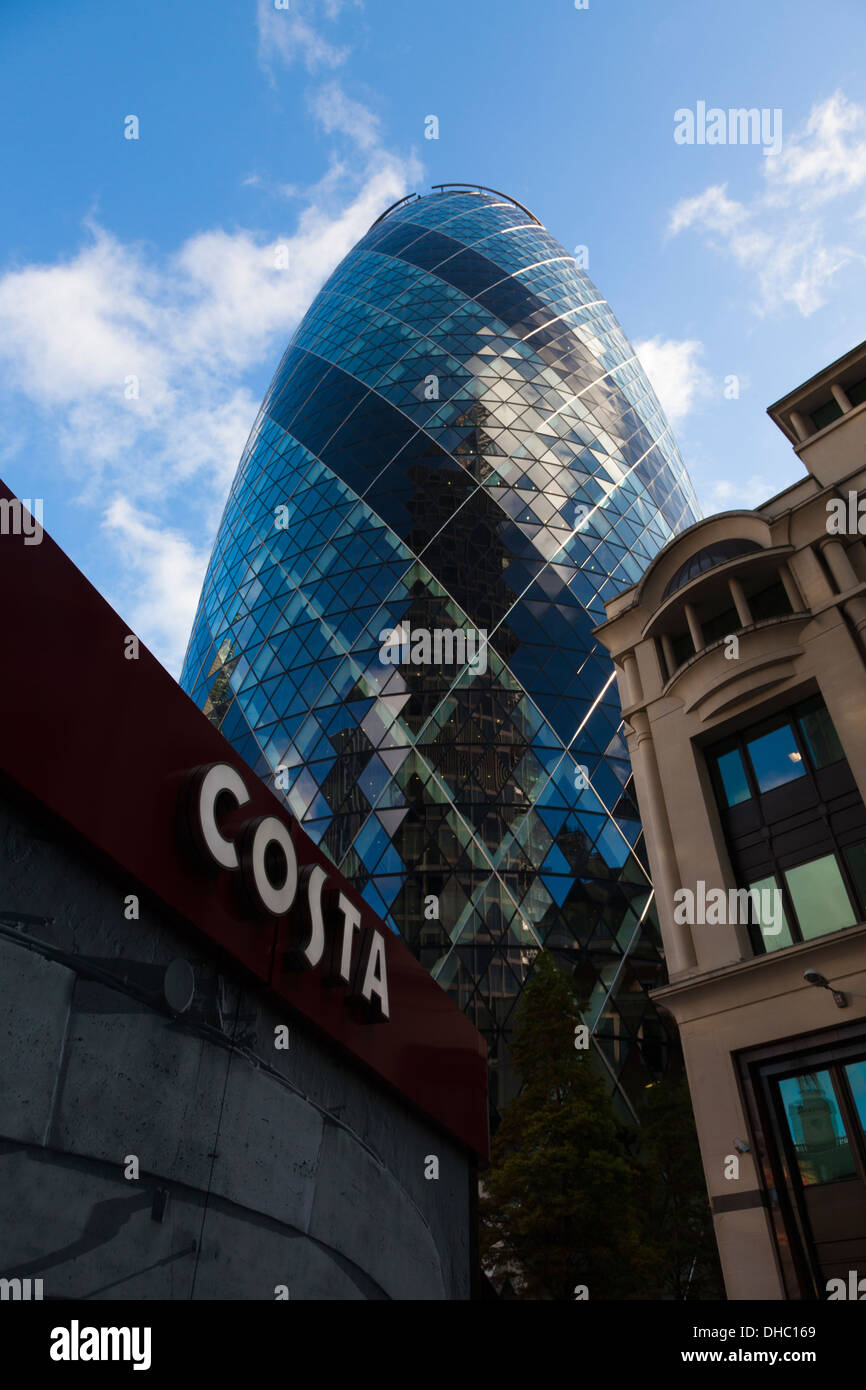 Die Gurke, 30 St Mary Axe, London, UK. Mit Costa Kaffee stand im Vordergrund. Stockfoto