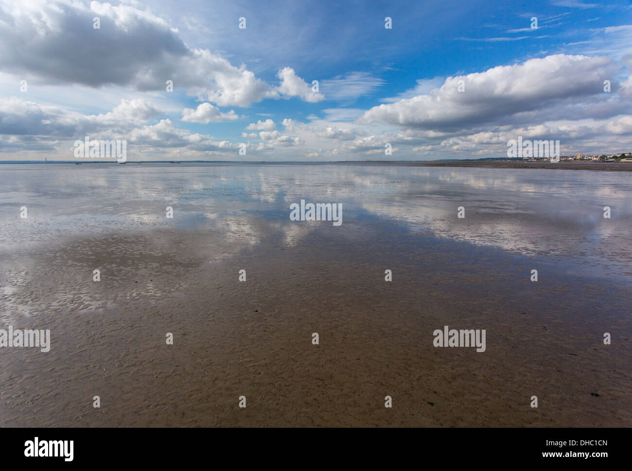10.12.2013 Ansicht von Southend Pier bei Ebbe der Themse in Richtung London. Stockfoto
