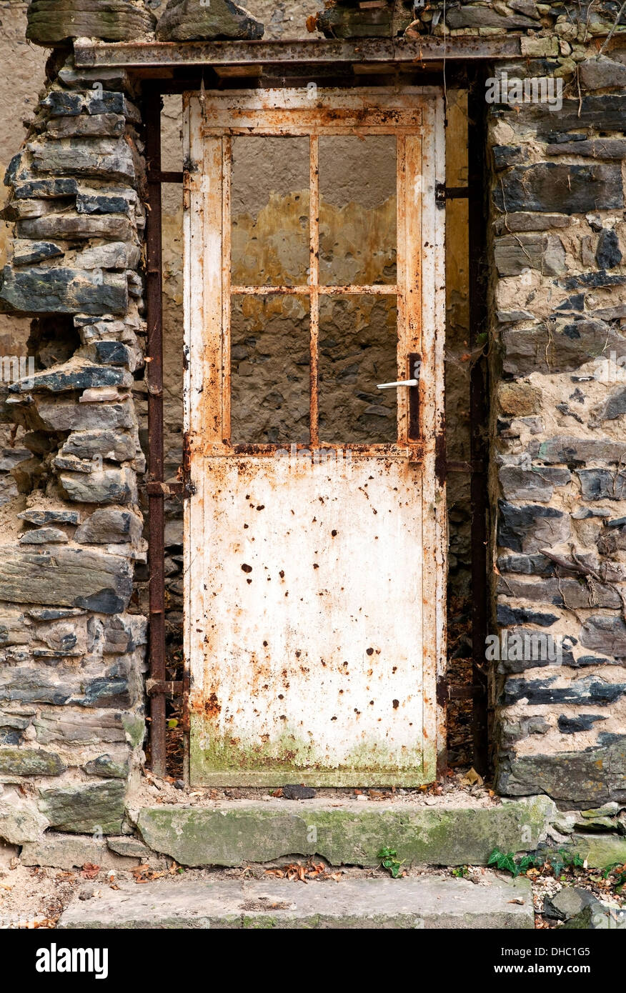 Alte Tür in der alten Ruine Stockfoto