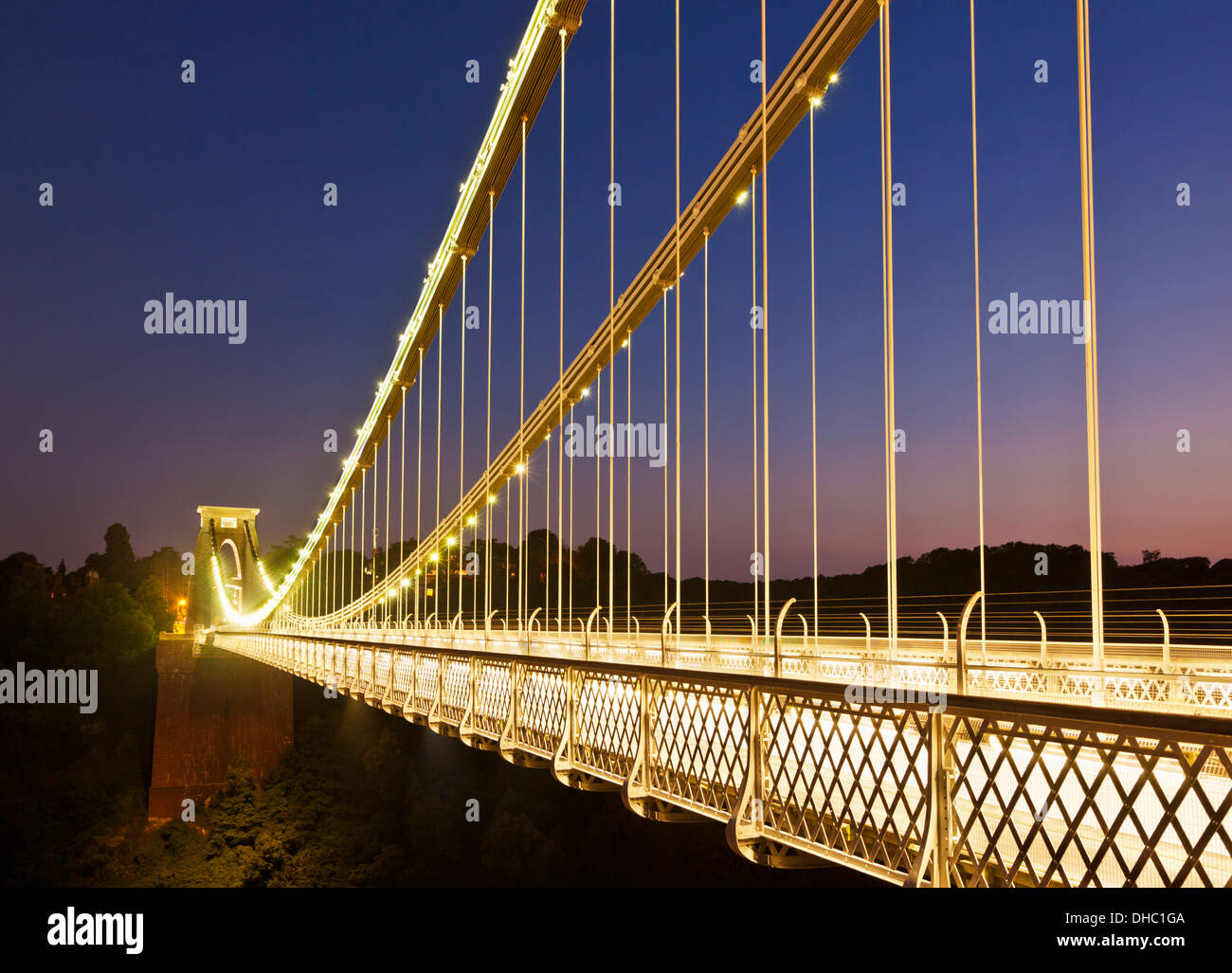 Clifton Suspension Bridge beleuchtet bei Nacht Sonnenuntergang Clifton downs Bristol Avon England UK GB EU Europa Stockfoto