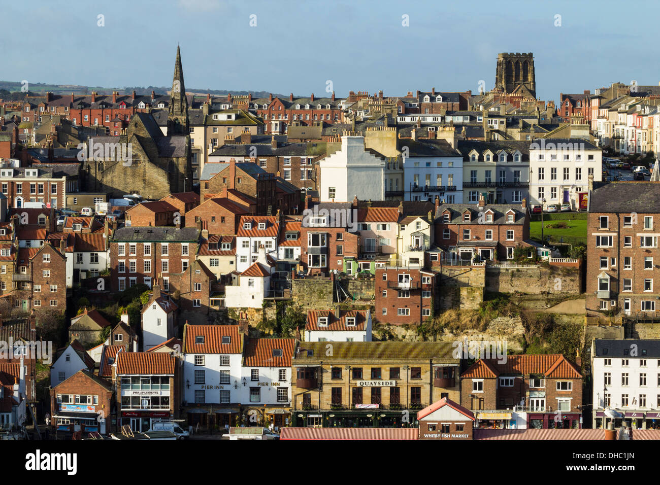Blick über Whitby von oben 199 Stufen. Whitby, North Yorkshire, England, UK Stockfoto