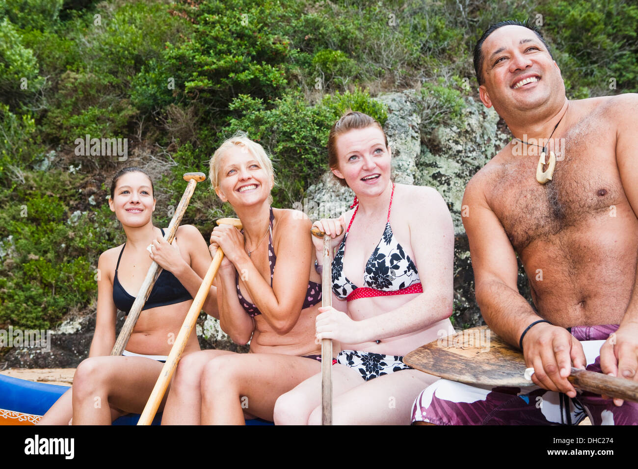 Vorbereitung auf die Inseln In einem Ausleger-Kanu mit einem Maori Guide In der Bay Of Islands zu sehen; Neuseeland Stockfoto