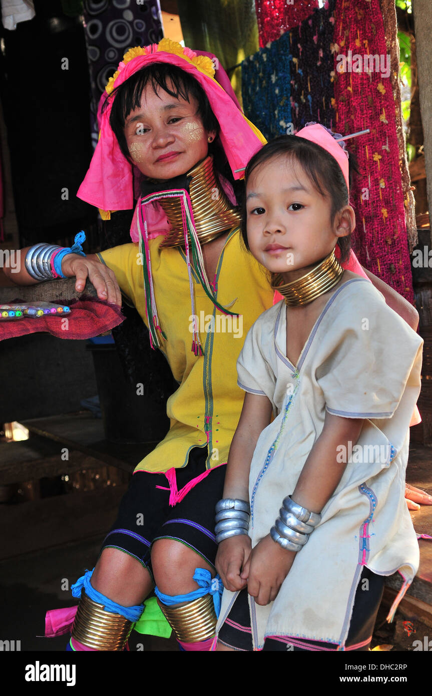 Bergstämme in Thailand A Long Neck Karen Woman mit ihrer Tochter (Mae