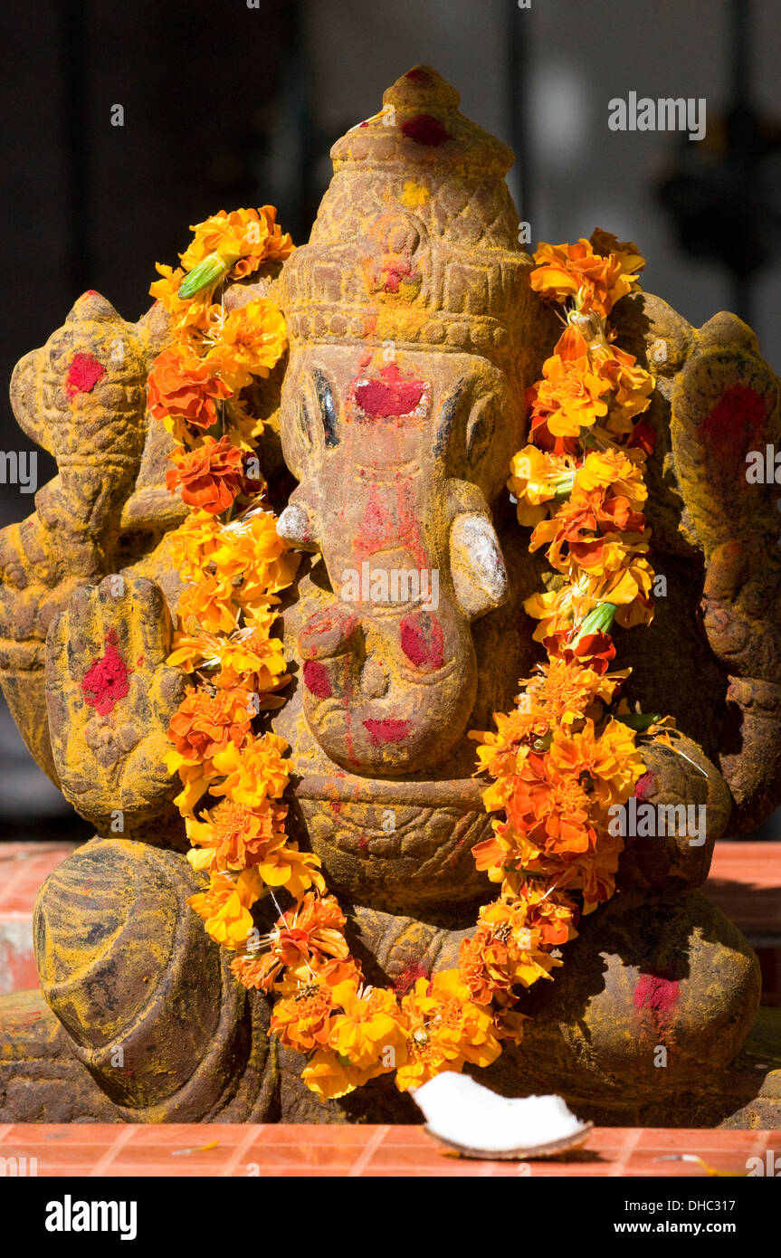 Wärmezone Sonnenstein schnitzen (Murthi) des gebrochenen tusked Lord Ganesh, der Elefant Gott, der Remover von Hindernissen und Schriftsteller. Stockfoto