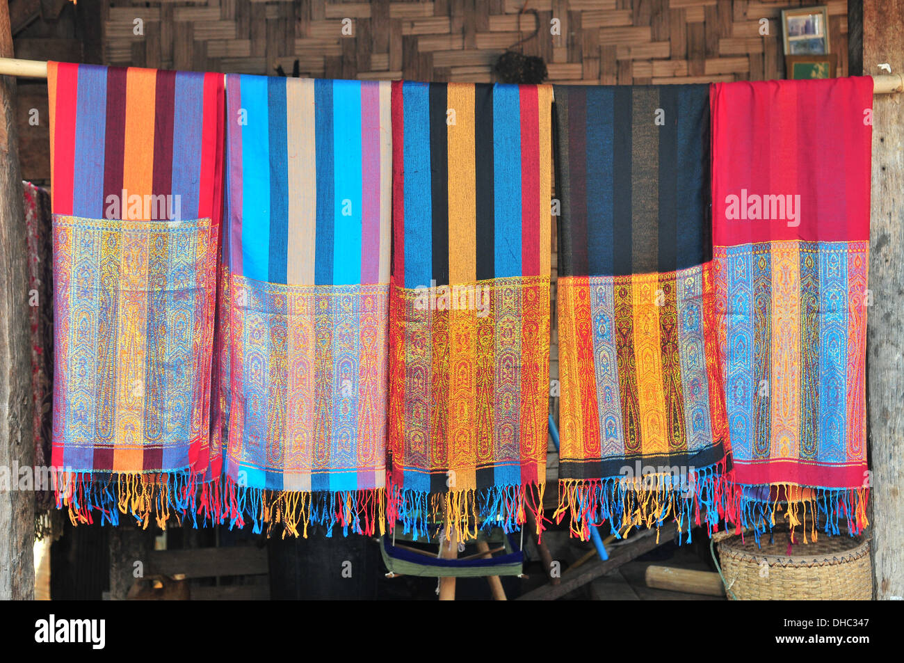 Handgewebte Schals aus Long Neck Karen Hill Tribe (Mae Hong Son, Thailand) Stockfoto