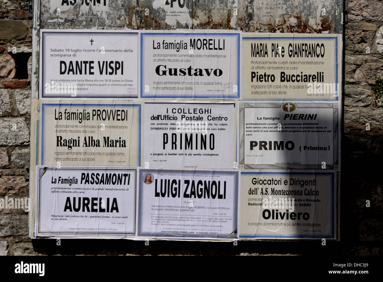 Todesanzeigen an einer Wand in Gubbio, Italien Stockfoto