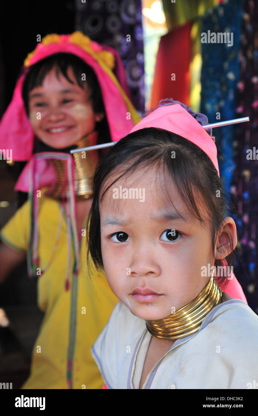 Einen langen Hals Karen-Frau mit ihrer Tochter (Mae Hong Son, Thailand) Stockfoto