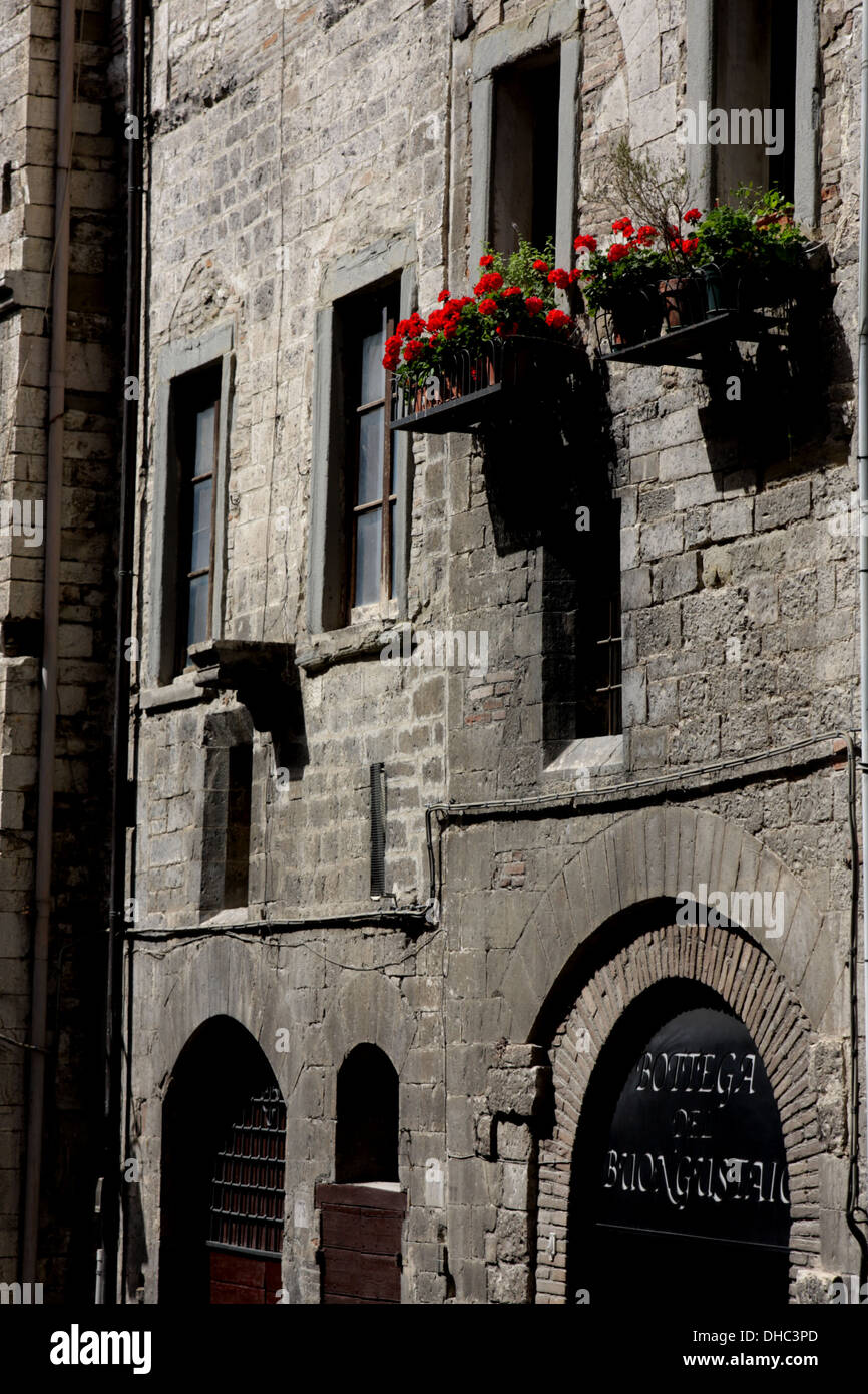 Wand einer Straße mit Blumenkästen in Gubbio, Italien Stockfoto ... Wand einer Straße mit Blumenkästen in Gubbio, Italien Stockfoto ...