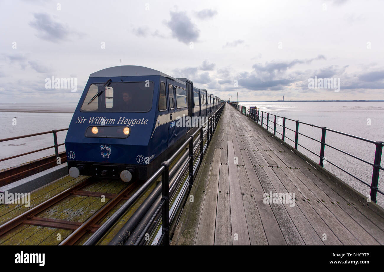 10.12.2013 trainieren Southend Pier und Pier. Southend-On-Sea, Essex, England, UK Stockfoto