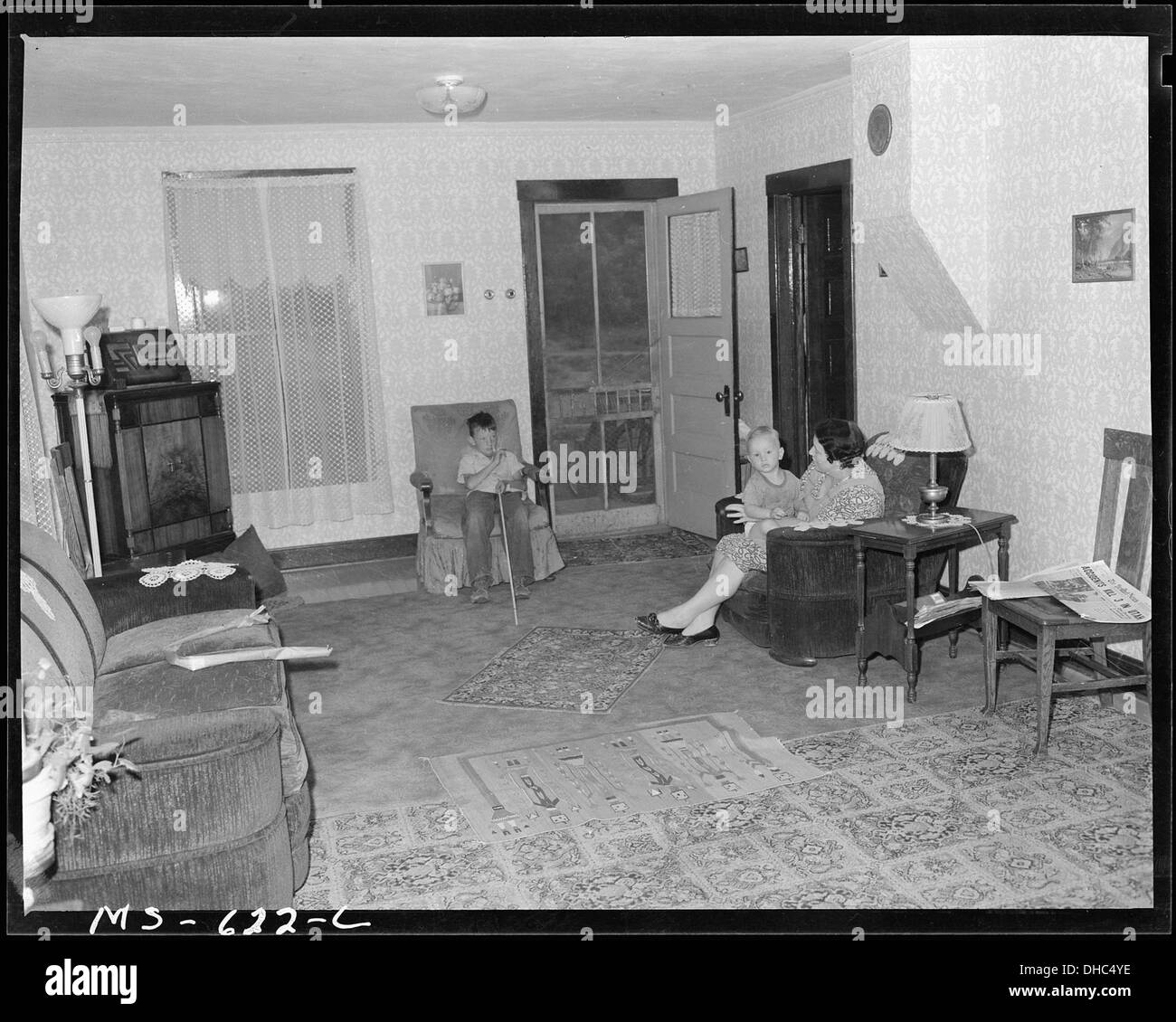 Monroe Bearnson, ein Bergarbeiter, wohnt in einem Firmengebäude der United States Fuel Company in King, dessen Wohnzimmer in diesem historischen Bild dargestellt ist. Stockfoto
