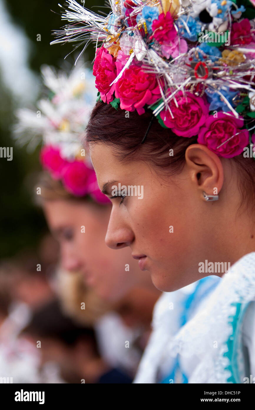 Menschen, Frauen in Trachten auf einer Wallfahrt nach Zarosice, Südmähren, Tschechische Republik, Europa Stockfoto