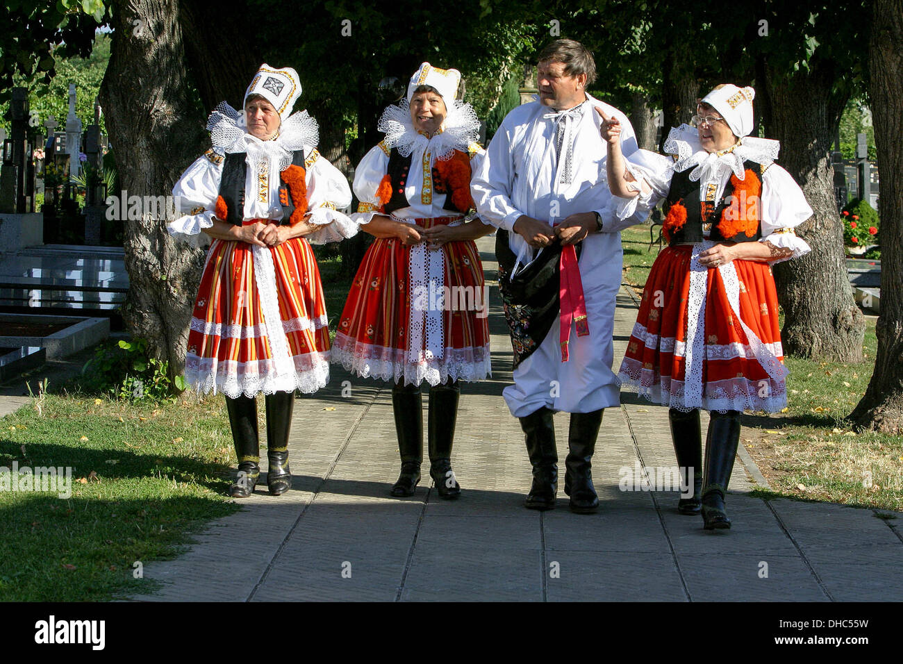 Frauen und ein Mann auf dem Friedhof in Volkstrachten Blatnice Pod Svatým Antonínkem, Süd-Mähren, Tschechische Republik, Europa Stockfoto