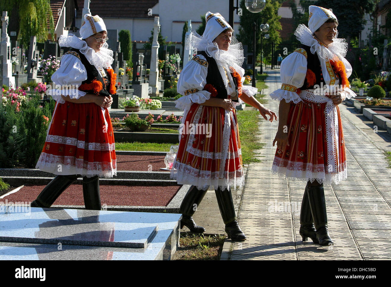 Frauen auf dem Friedhof in Volkstrachten Blatnice Pod Svatym Antoninkem, Süd-Mähren, Tschechische Republik, Europa Stockfoto