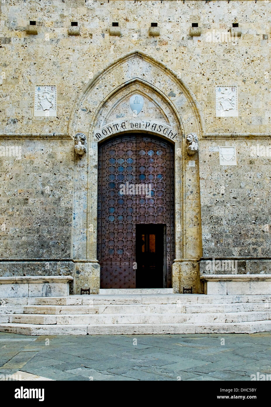 Monte dei Paschi Tür des Palazzo Spannocchi in Piazza Salimbeni. Siena, Italien Stockfoto