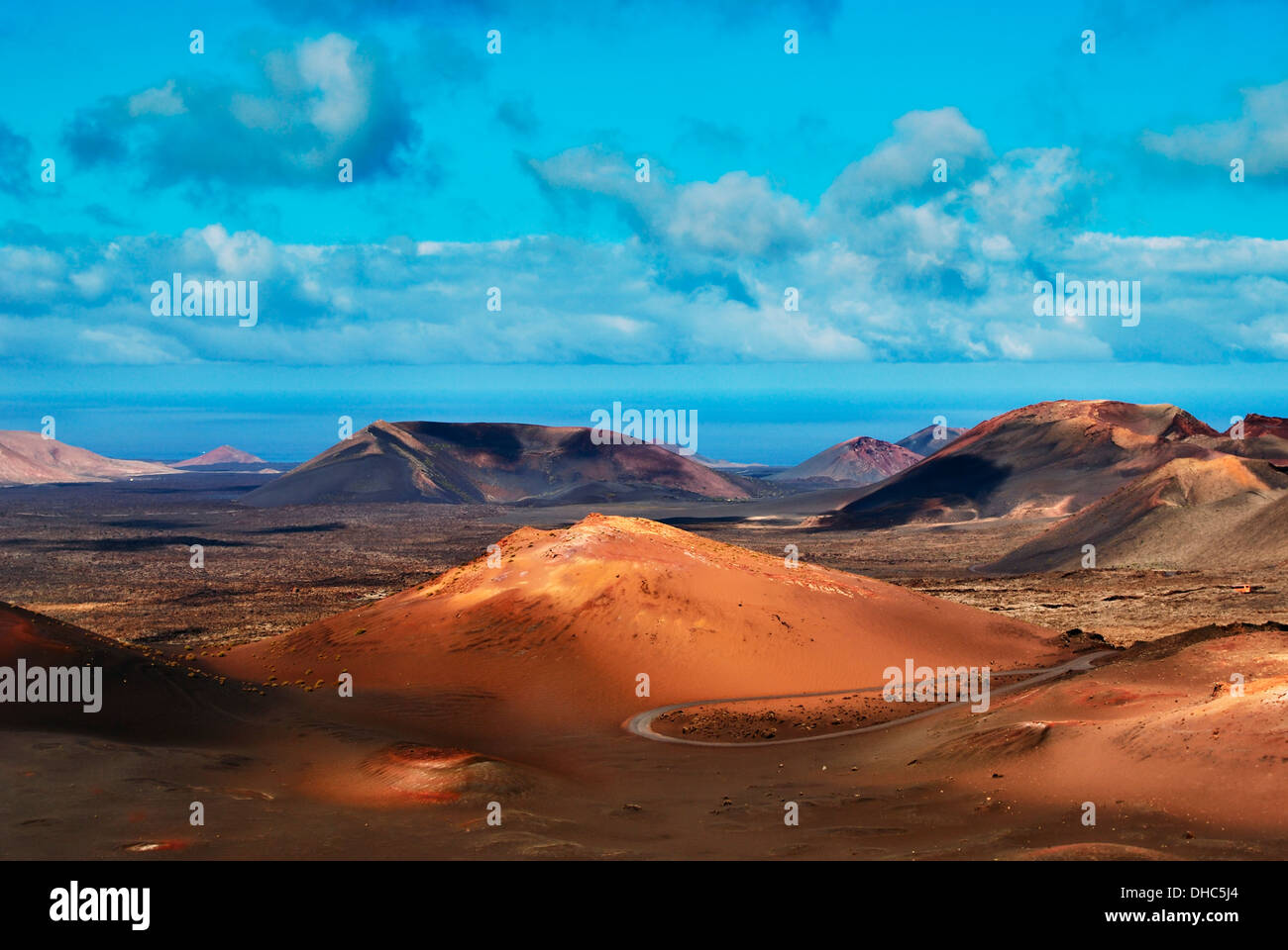 Übersicht über mehrere Vulkane und Lavafelder des Timanfaya-Nationalparks, Lanzarote, Kanarische Inseln. Stockfoto