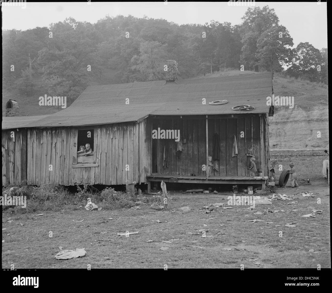 Monroe Jones, ein Bergarbeiter, lebt mit seiner Frau und fünf Kindern in einem Vierzimmerhaus mit kleinem Budget und zahlt nur 9 Dollar pro Monat. Dieses Bild spiegelt die wirtschaftlichen Kämpfe der Arbeiterfamilien während der Großen Depression wider. Stockfoto