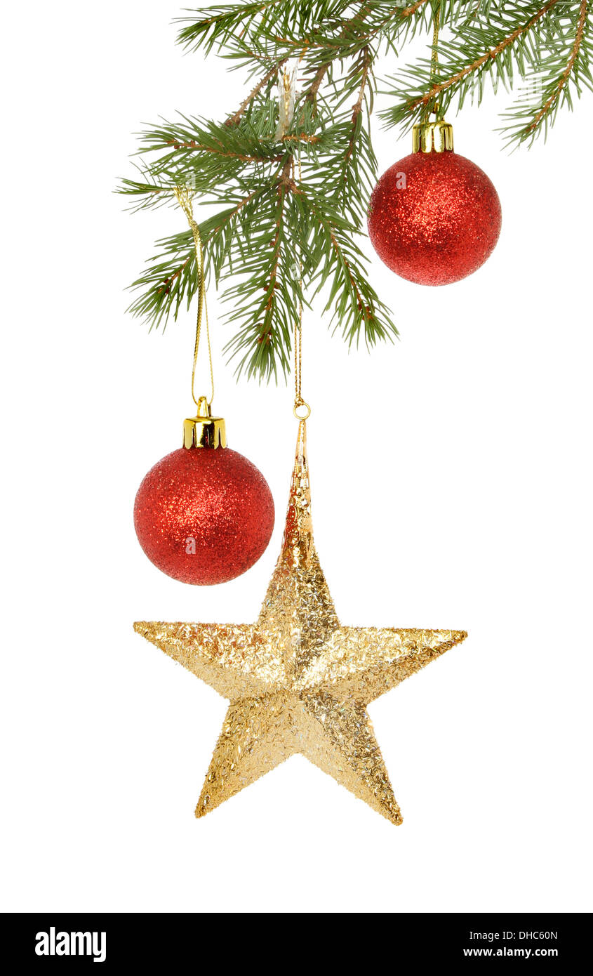 Gold Star und rot glitter Kugeln hängen in einem Weihnachtsbaum isoliert gegen weiß Stockfoto