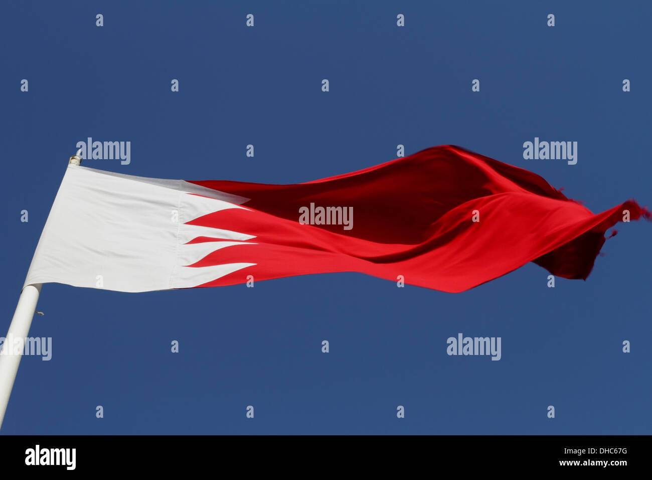Bahrain Flagge im Wind an einem sonnigen Tag Stockfoto