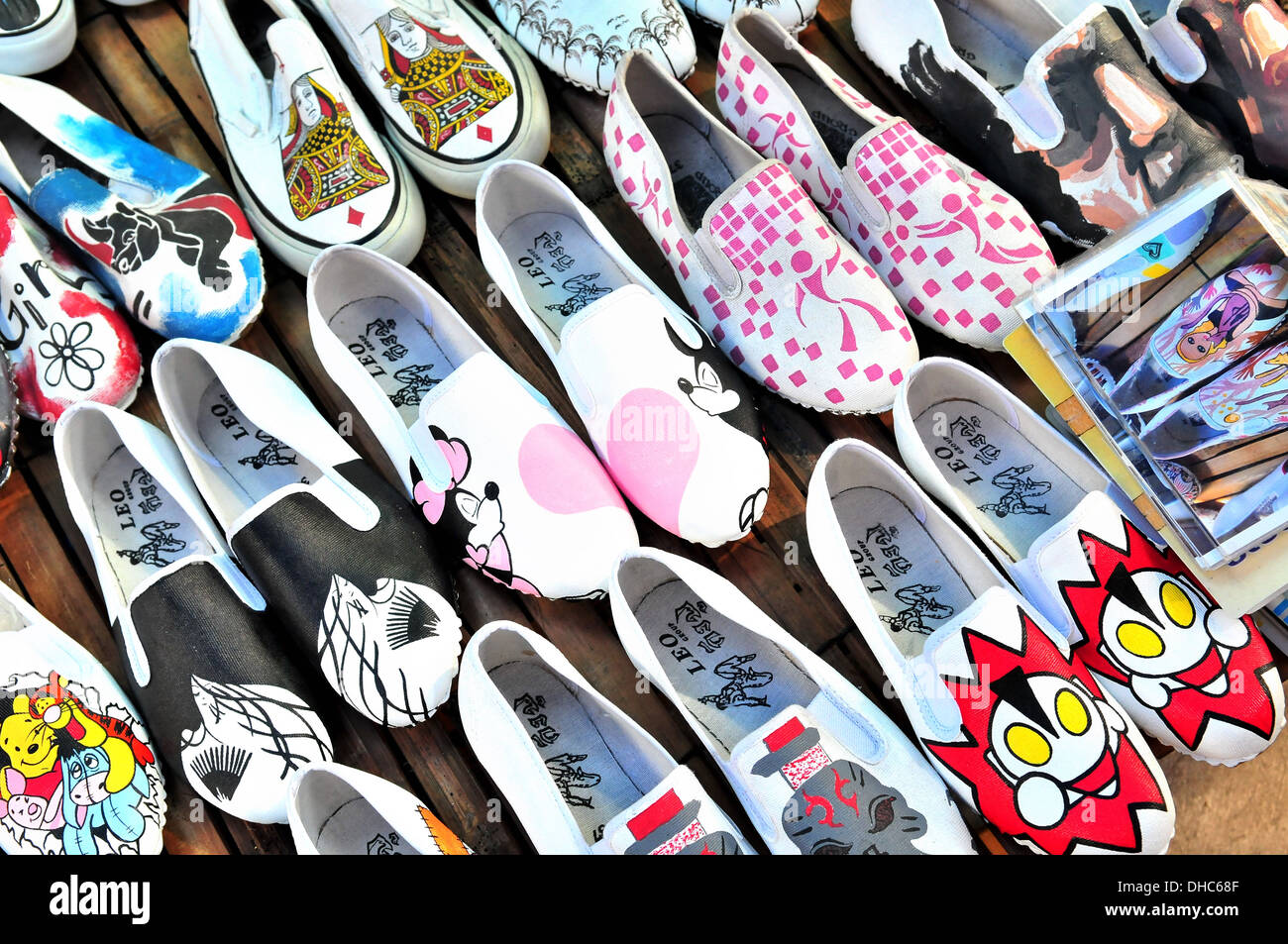 Handbemalte Schuhe in Bangkok Chatuchak Weekend Market, Thailand Stockfoto