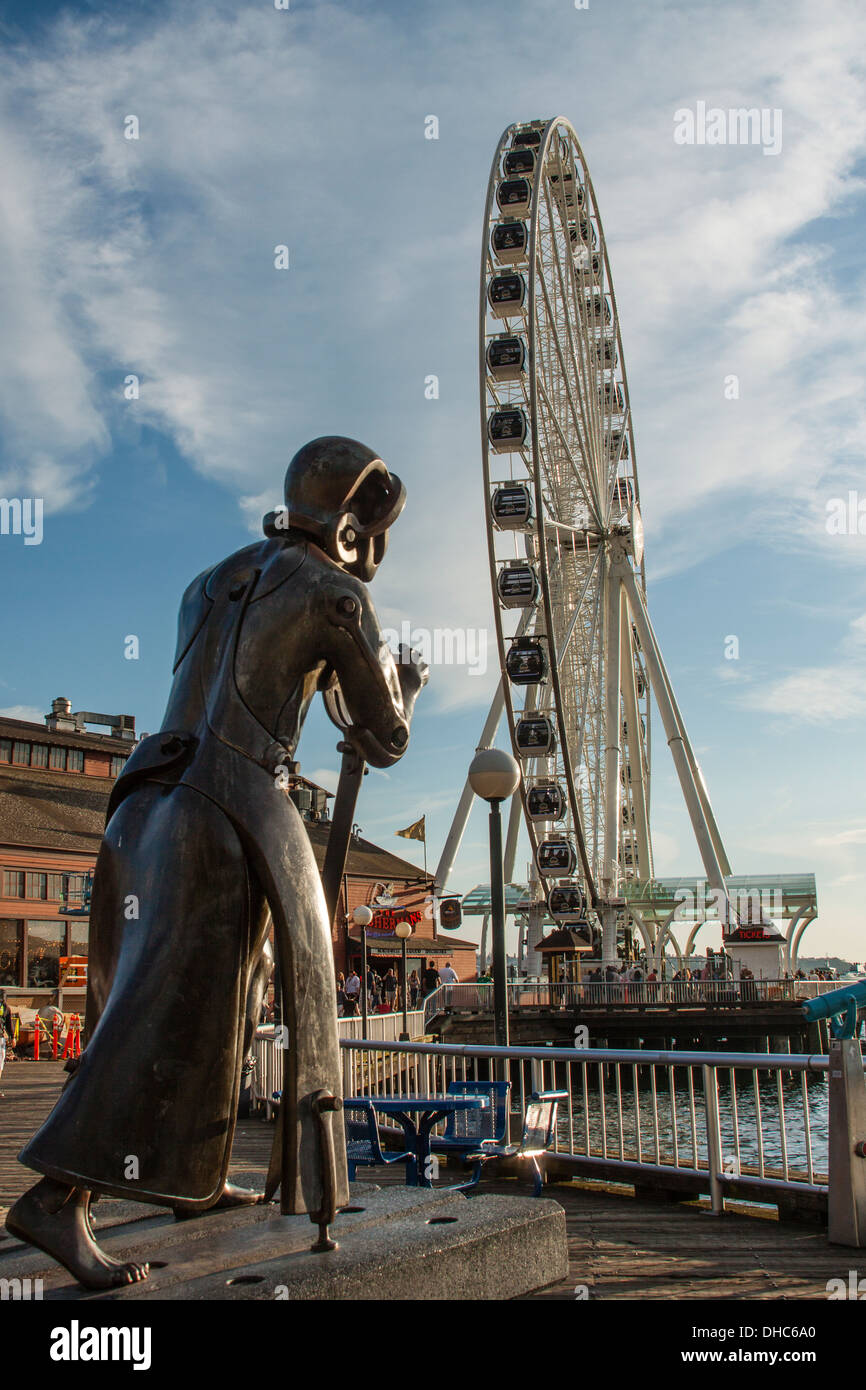 Christopher Columbus Statue aus Bronze Skulptur, Seattle Great Wheel, Seattle, Washington am Wasser Stockfoto