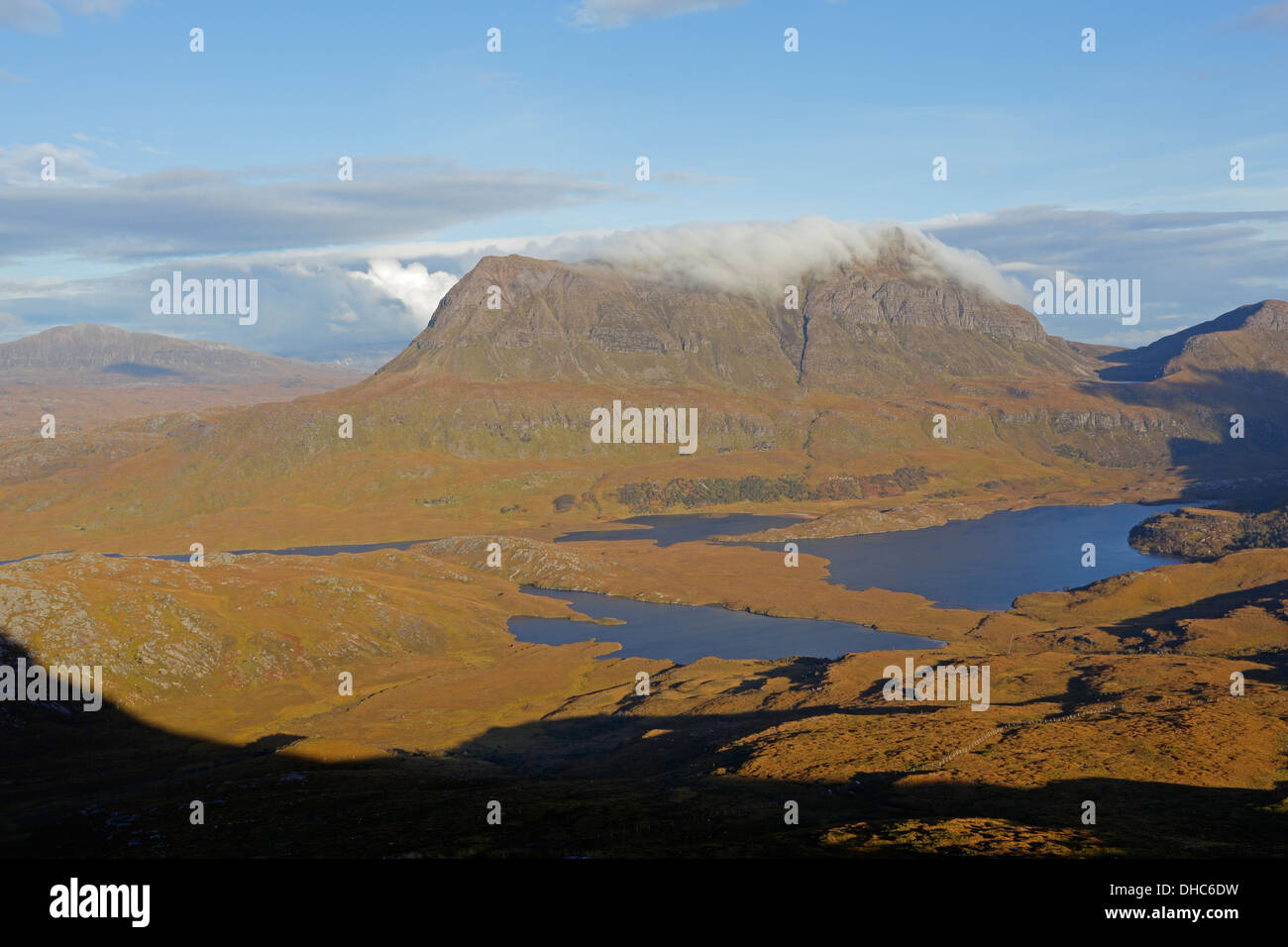 Blick auf Cul Mor über Loch ein Doire Dhuibh von der Spitze der Stac Pollaidh im Herbst Stockfoto