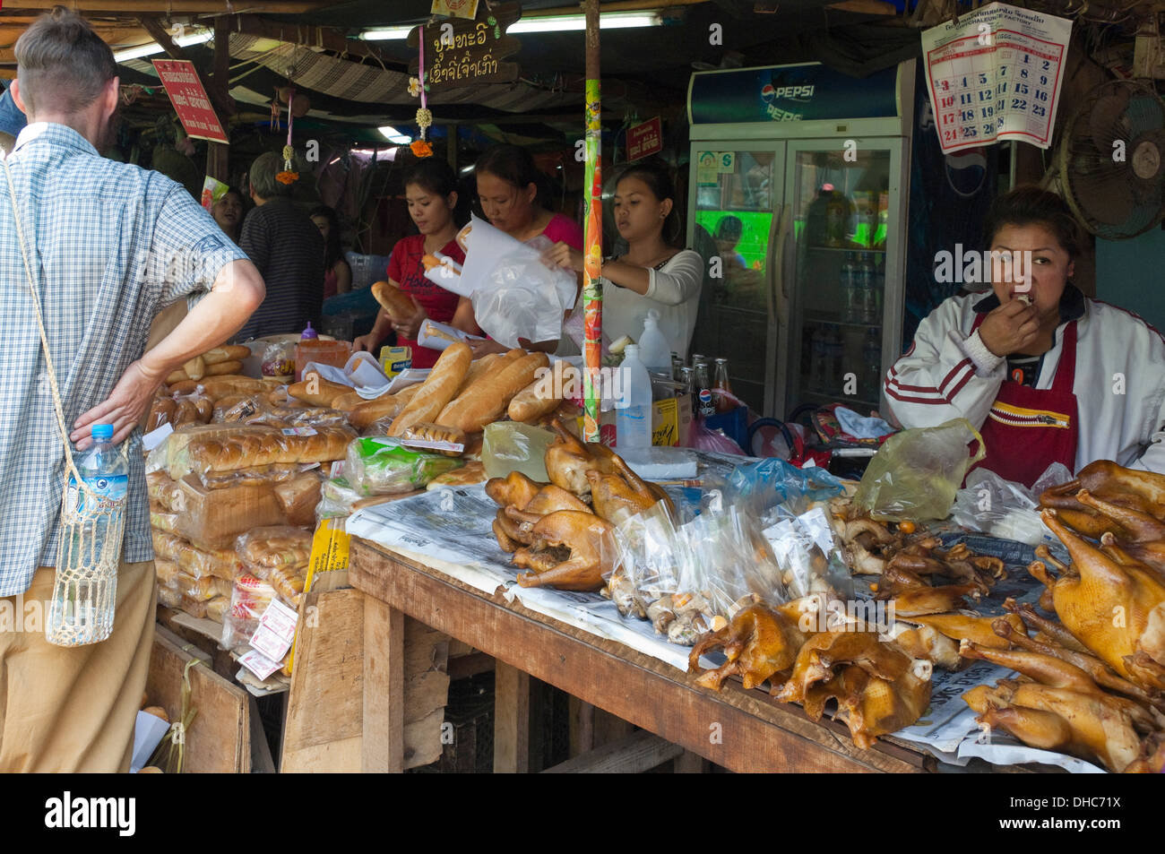 Horizontale Porträt des örtlichen Lao Damen Baguettes zu bestellen bei einer Garküche am Straßenrand zu füllen. Stockfoto