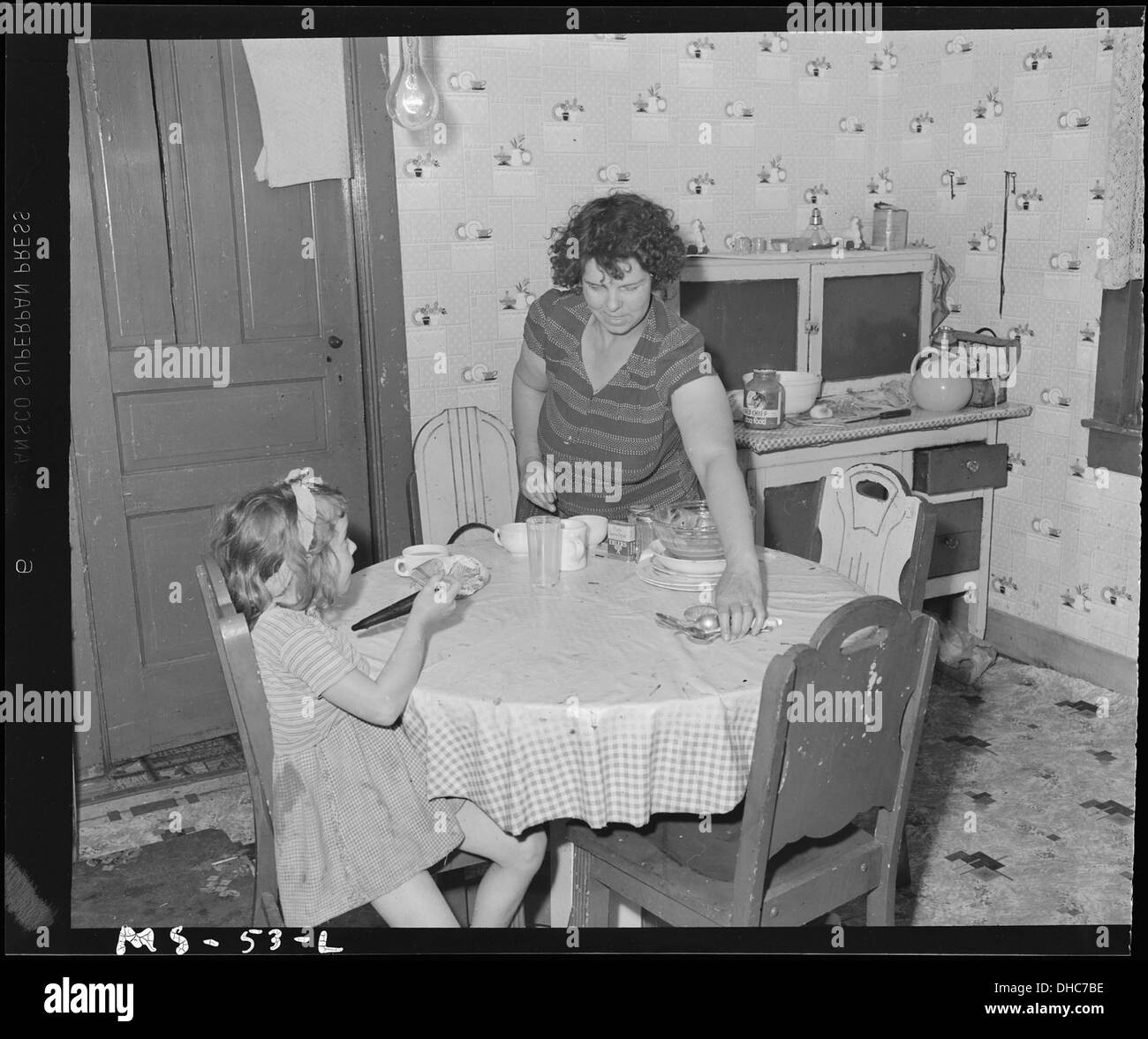 Mrs William Simpson, Frau Bergmann, Reinigung Tisch in der Küche des Hauses 5E43 der Firma Wohnprojekt. Louise Coal... 540245 Stockfoto