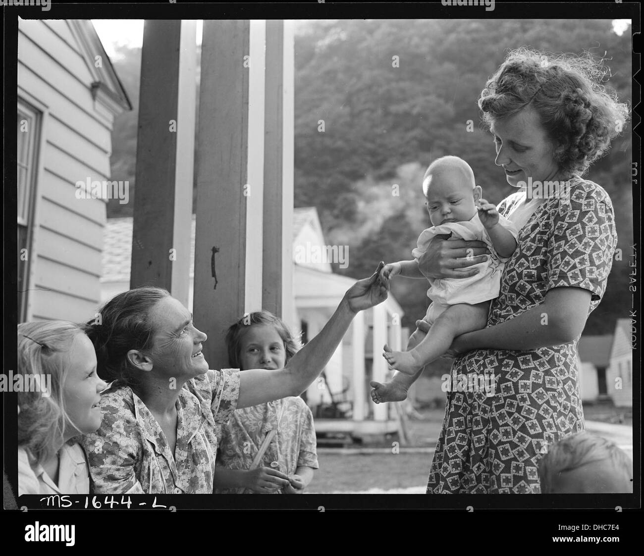 Bergmanns Baby wird von Frauen der Gemeinschaft bewundert. Koppers Kohle Division, Kopperston Mine, Kopperston, Wyoming... 540889 Stockfoto