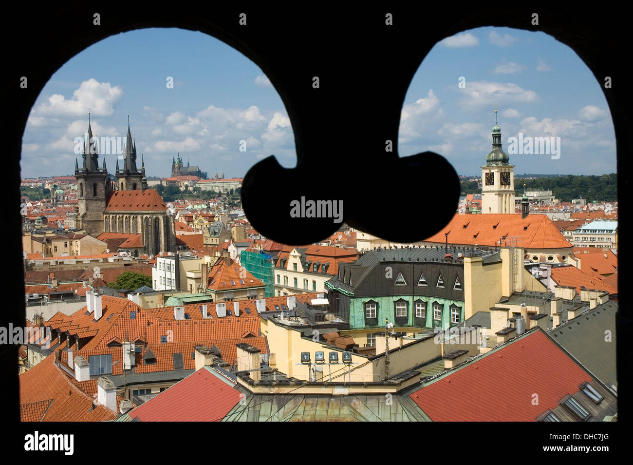 Top Aussicht auf Prag vom Pulverturm in architektonischen Rahmen Stockfoto