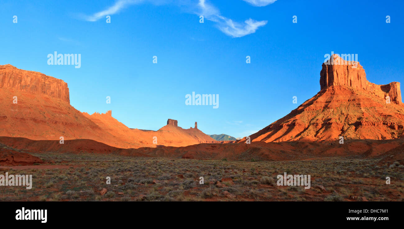 Parriott Mesa steigt aus der Wüste mit Castle Rock im Hintergrund in der Wüste in der Nähe von Moab, Utah Stockfoto