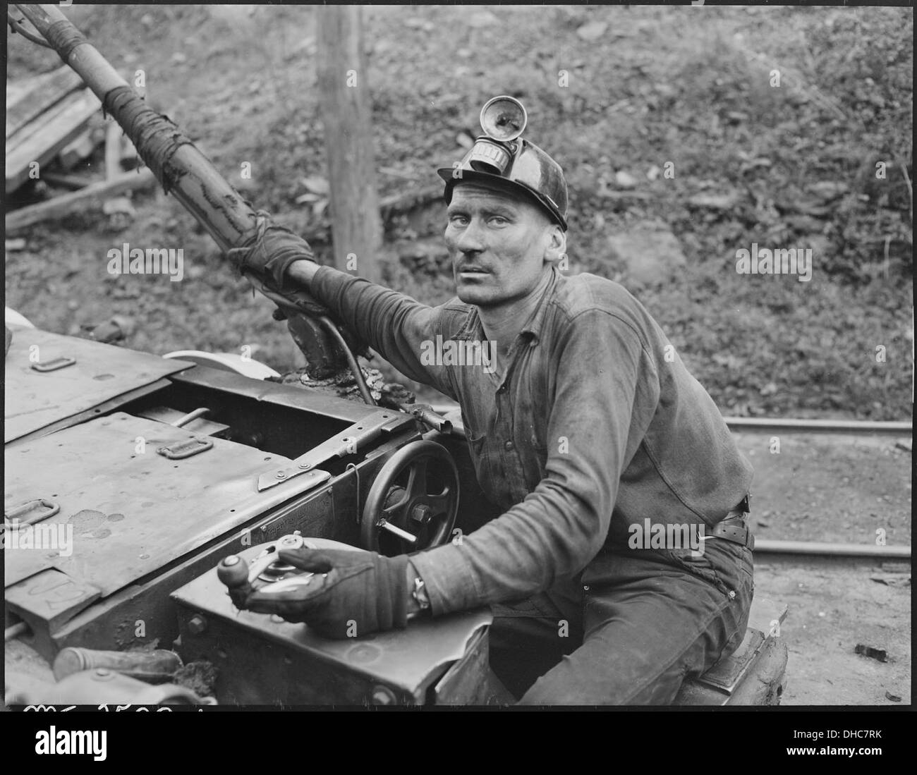 Ein Motormann arbeitet in der Clover Gap Mine der P V & K Coal Company im Harlan County, Kentucky. Das Bild zeigt den Arbeiter in Aktion und zeigt die Auswirkungen der Bergbauindustrie auf die Wirtschaft und die Arbeitskräfte der Region. Stockfoto