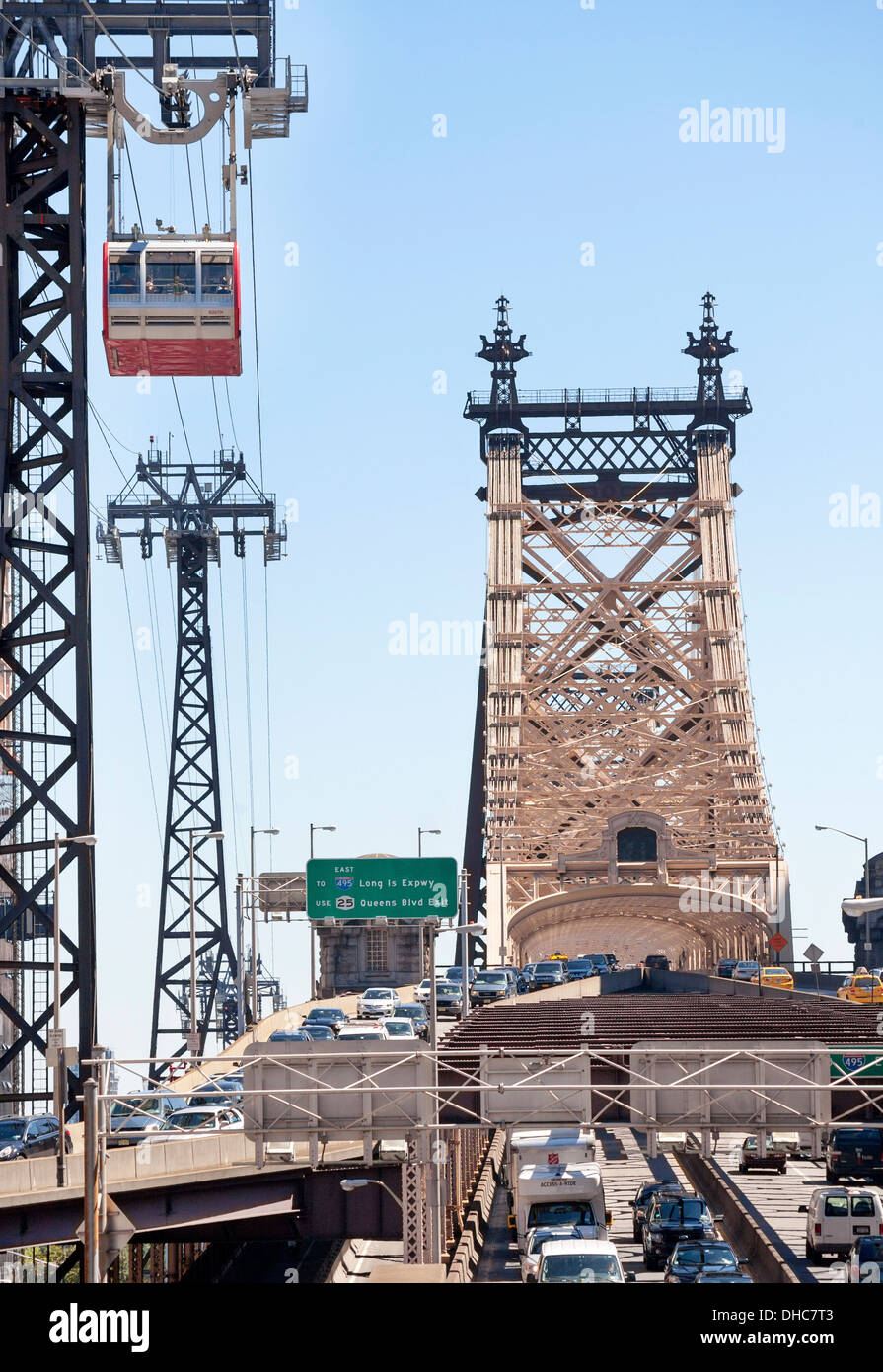 Ein Blick auf die 59th Street Bridge verbindet Roosevelt Island nach Manhattan, New York City und die Roosevelt Island Tramway. Stockfoto