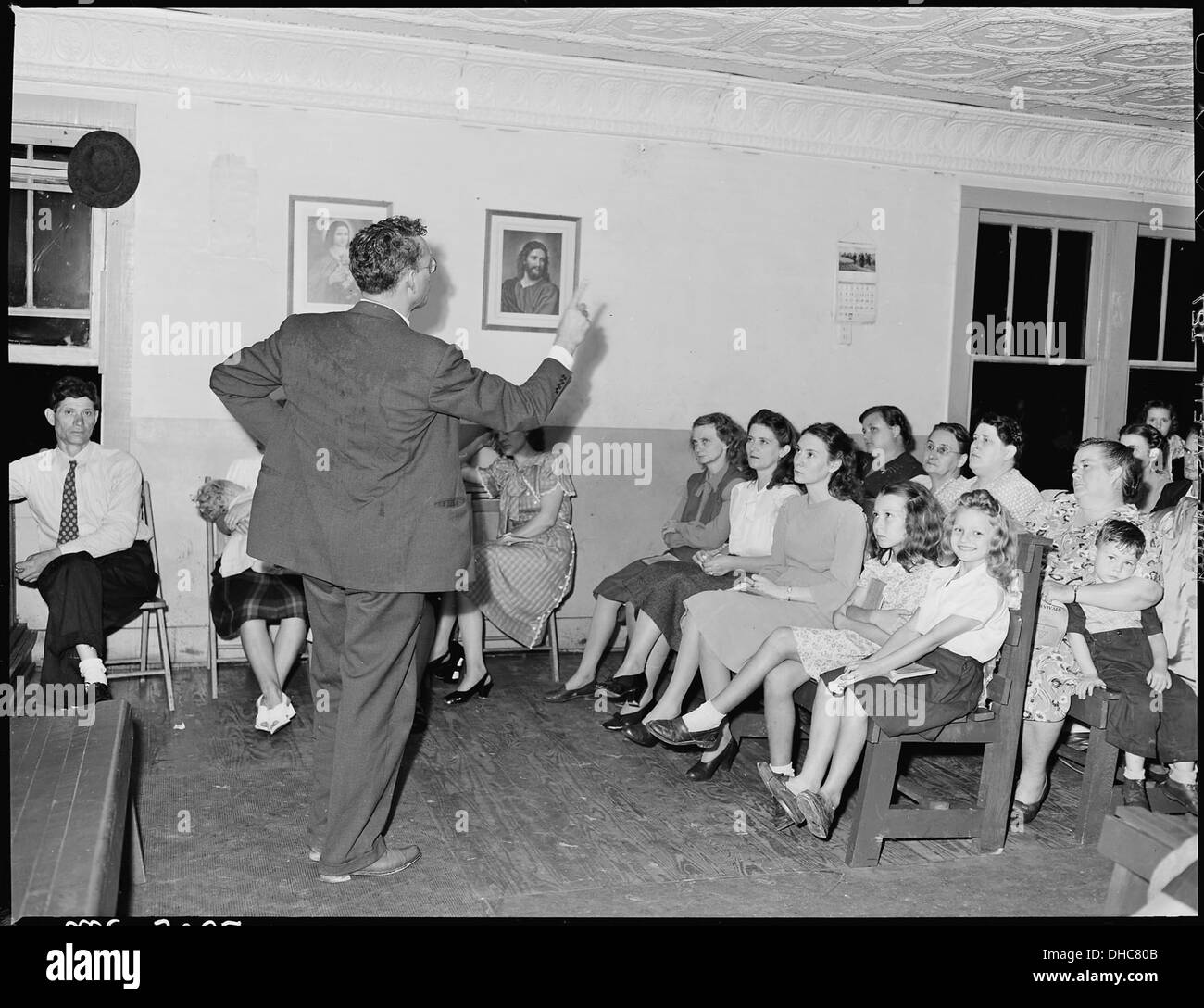 Ein Pastor hält eine Predigt an die Gemeinde der Free-will Baptist Church in Wheelwright Junction, Floyd County. Das Bild zeigt die religiöse Umgebung und die religiöse Anbetung der Gemeinschaft. Stockfoto