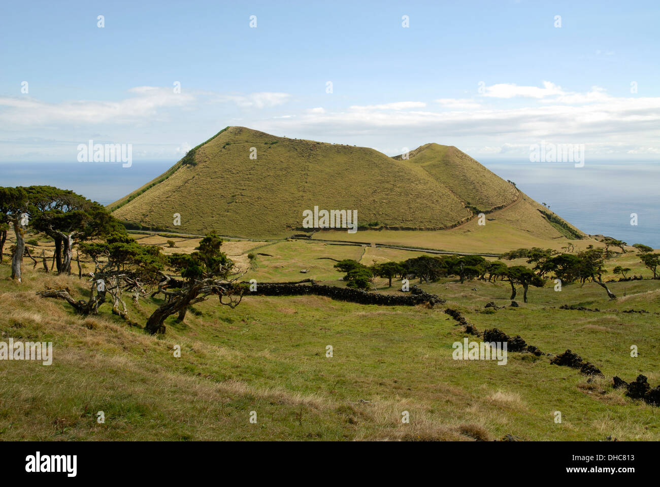 Parasit-Krater und Felder in der Eastern Highlands, Insel Pico, Azoren, Portugal Stockfoto