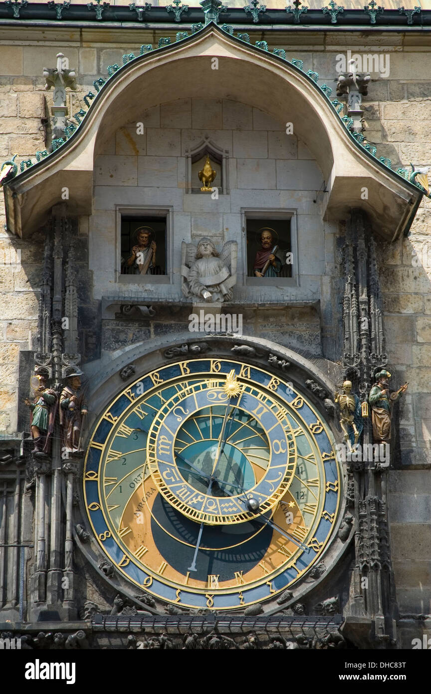 Orloj - Prag Astronomische Uhr an der Wand des Rathauses während der Leistung Stockfoto