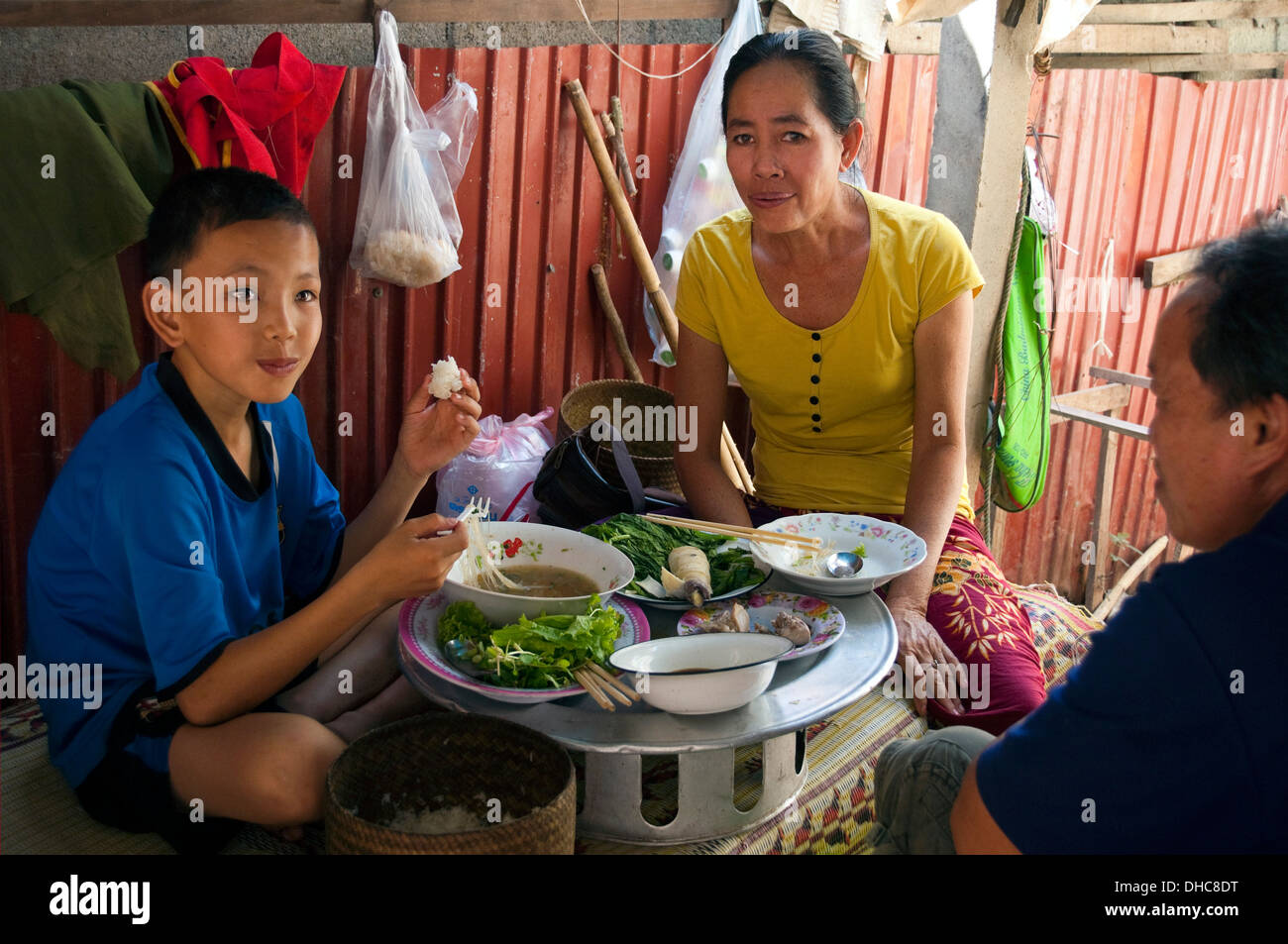 Horizontale nahe Porträt einer traditionellen Lao-Familie zusammensitzen runden eine traditionelle ka Toke zu den Mahlzeiten. Stockfoto
