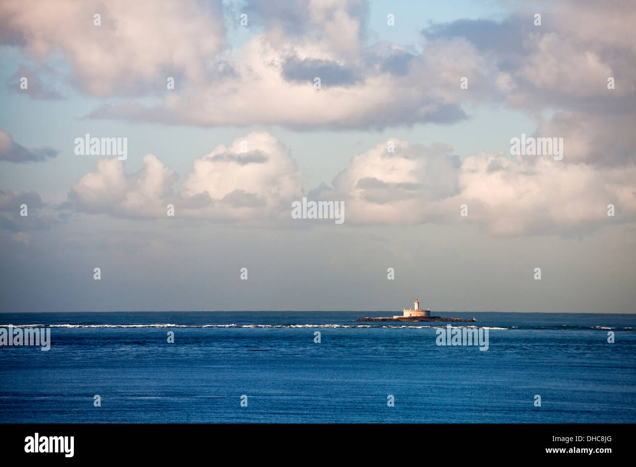 Leuchtturm auf einer kleinen Insel, wo der Tejo den Atlantischen Ozean trifft; Lissabon, Portugal Stockfoto