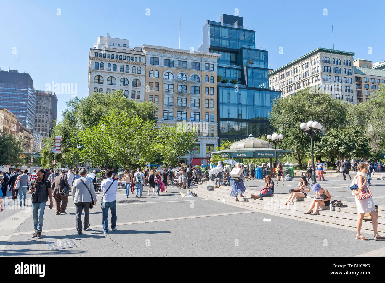 Fußgänger zu Fuß nahe Union Square Park in Manhattan, New York City. Stockfoto