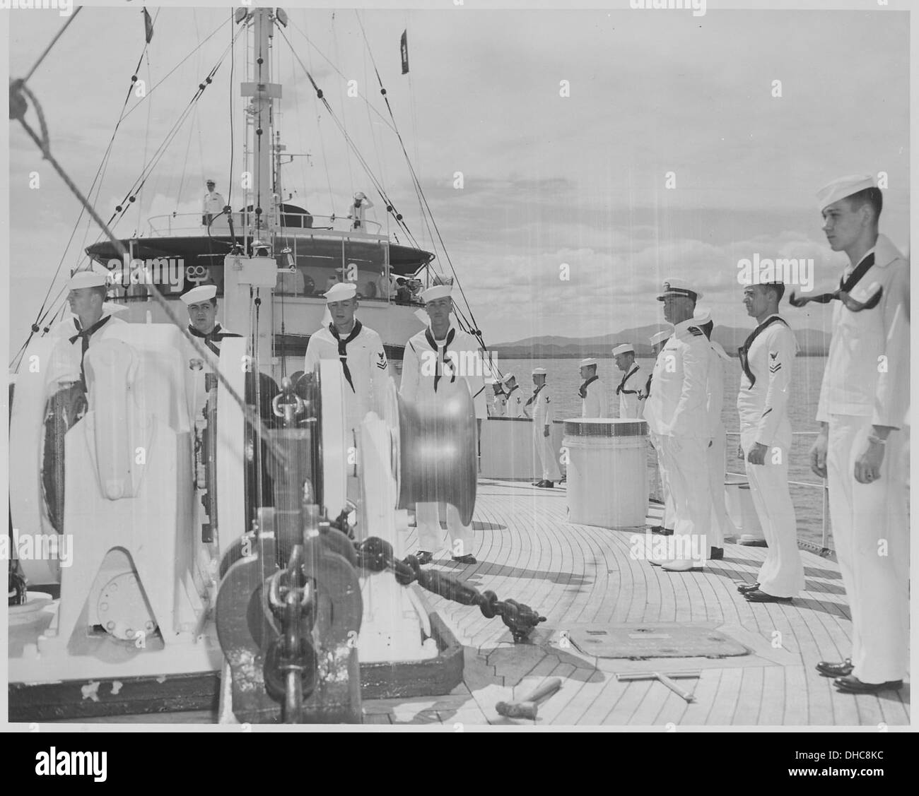 Foto von Besatzungsmitgliedern an Bord Präsident Trumans Yacht, U.S.S WILLIAMSBURG, als It näherte sich Verankerung am... 200478 Stockfoto