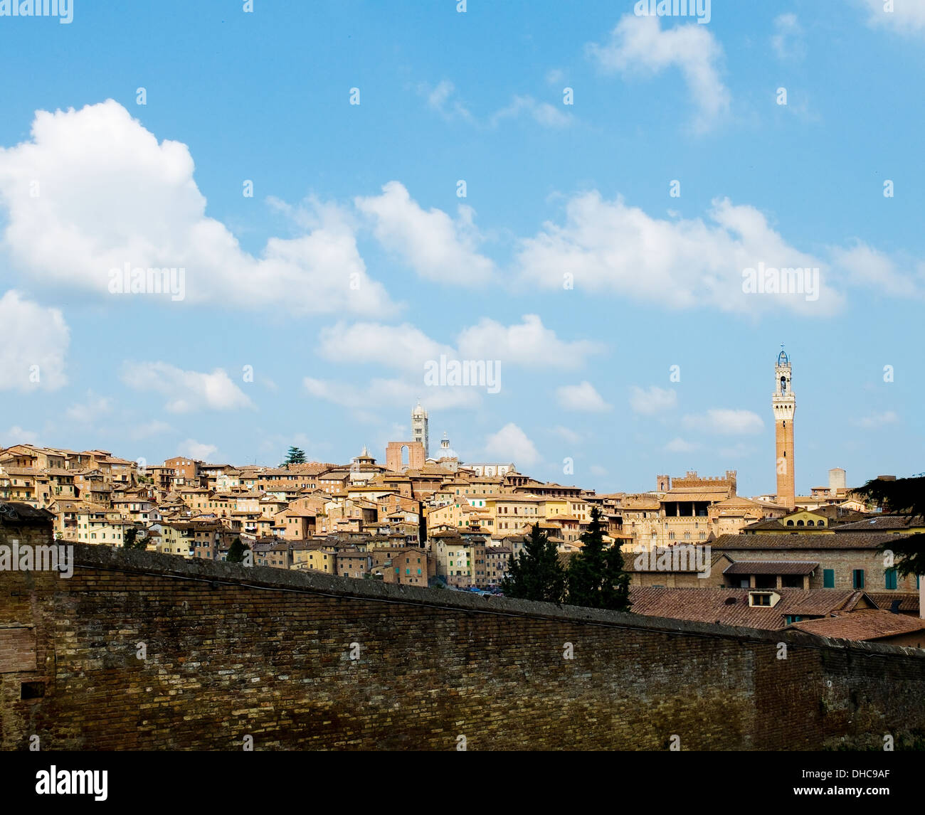 Blick auf Siena mit antiken Häusern und Mangia-Turm. Siena, Italien Stockfoto