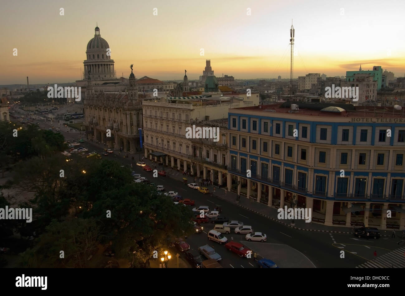 Capitolio Nacional, Hotels Inglaterra und Telegrafo, Autos am Paseo Del Prado und Parque Central; Havanna, Artemisa, Kuba Stockfoto