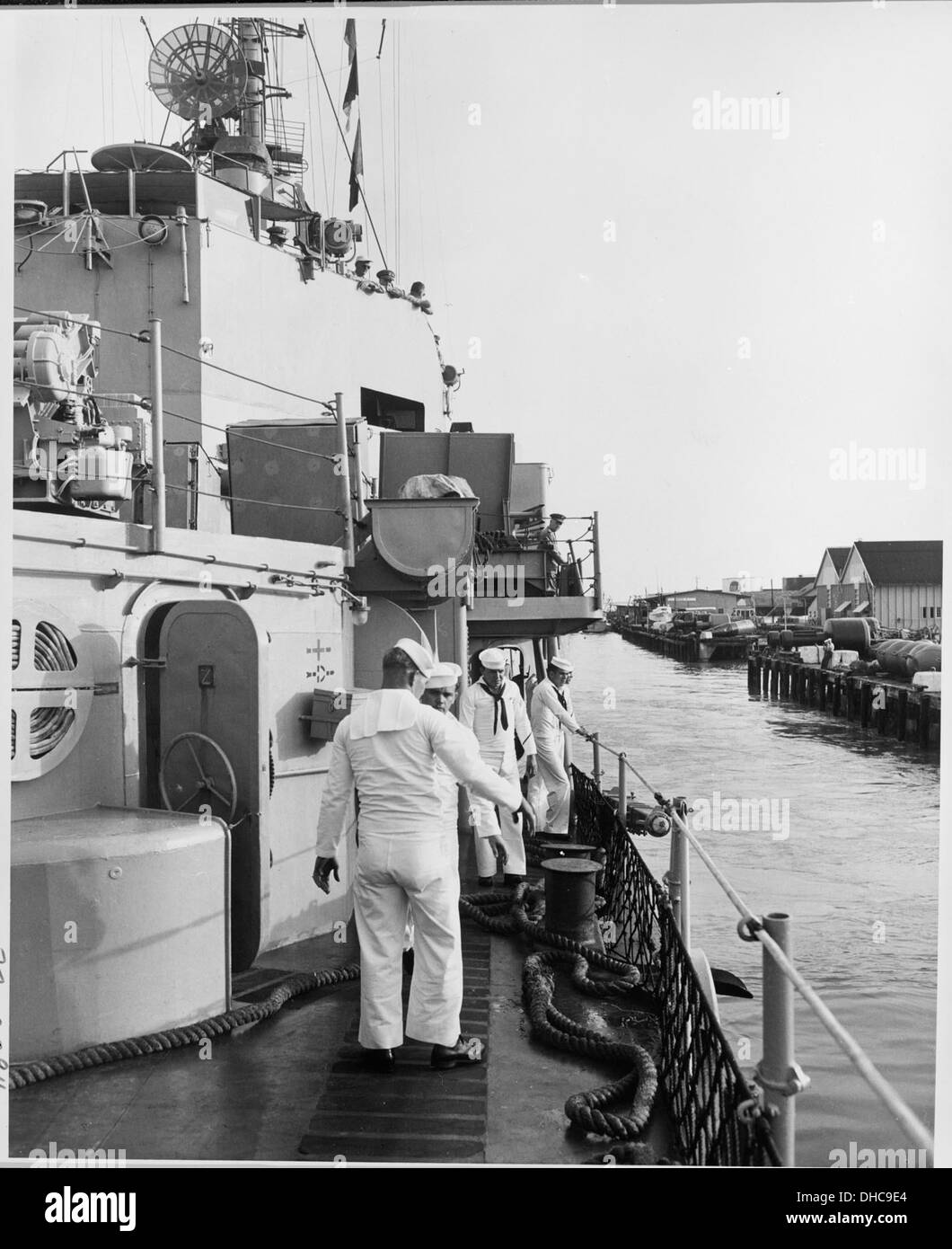 Dieses Foto zeigt Seeleute an Bord der U.S.S. SARSFIELD, die in Key West angedockt sind und sich darauf vorbereiten, Präsident Truman und seine Partei für eine offizielle Reise abzuholen. Das Schiff spielte eine Schlüsselrolle bei den Präsidentschaftsreisen während Trumans Präsidentschaft. Stockfoto